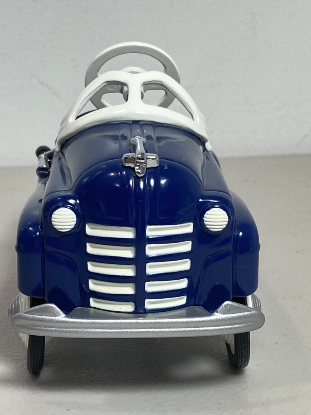 VNTG Hallmark Diecast Kiddie Car Classics 1948 Pontiac 6" Model PedalCar QHG9026